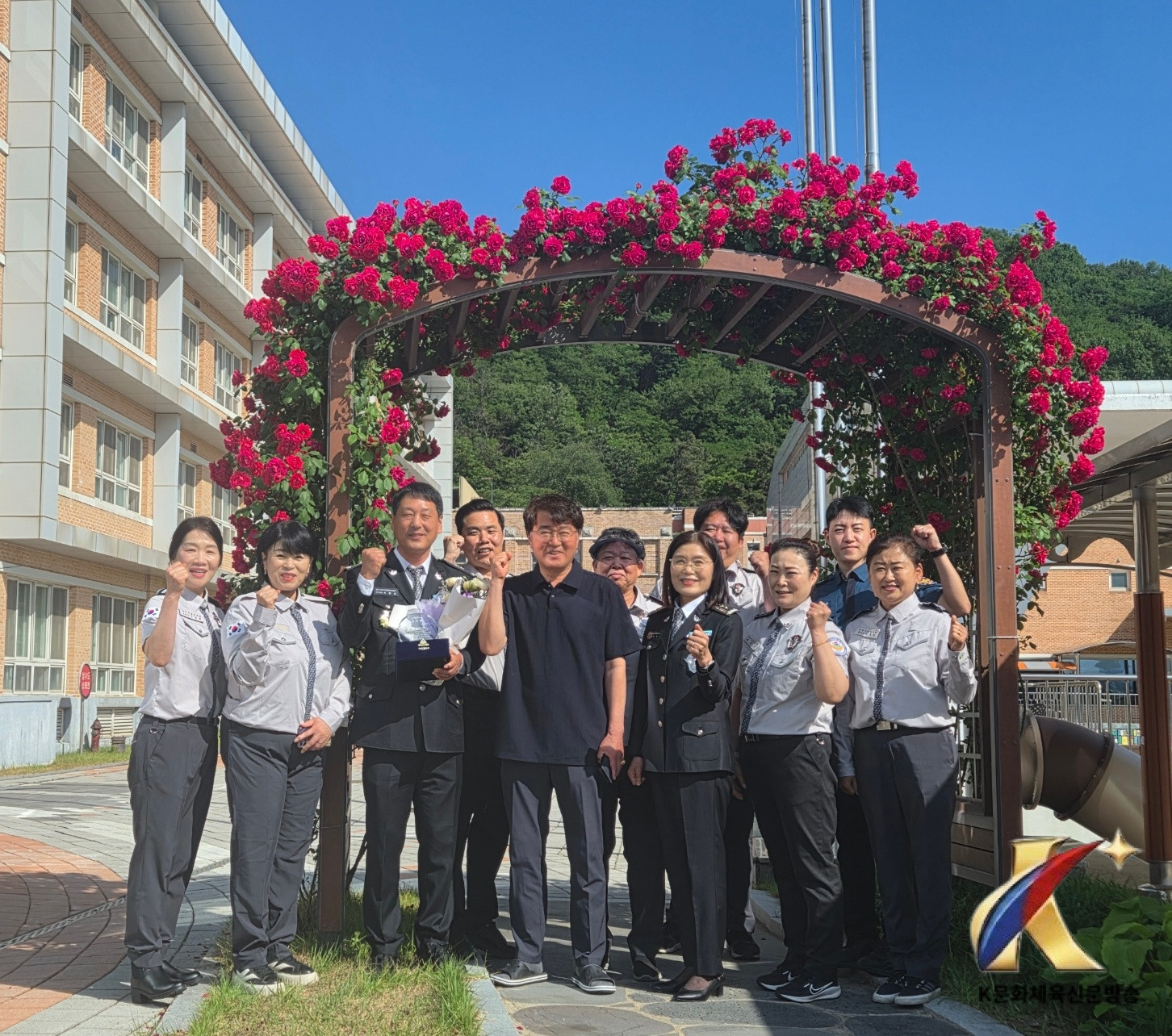 우리 아이들 안전은 우리가 지킨다 천안동남서·천안여고 협업      하여 민·경 협력치안 우수 남부자율방범대에 감사패 전달  천안동남경찰서, 흉기·강력범죄 예방대응 특별치안활동 중 묵묵히 천안여고   밤 길 지켜온 남부자율방범대 민·경 협력치안의 귀감 유공으로 천안여고와   협업하여 감사패 전달